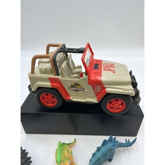 Jurassic World Jeep Wrangler Remote Control Vehicle & Dinosaurs (9) - Picture 7 of 8
